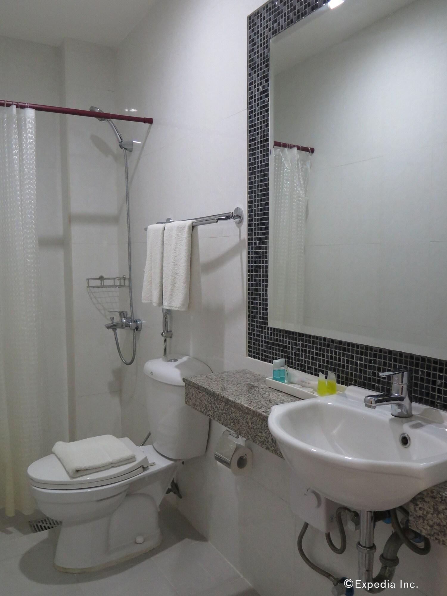 717 Cesar Place Hotel Tagbilaran Extérieur photo