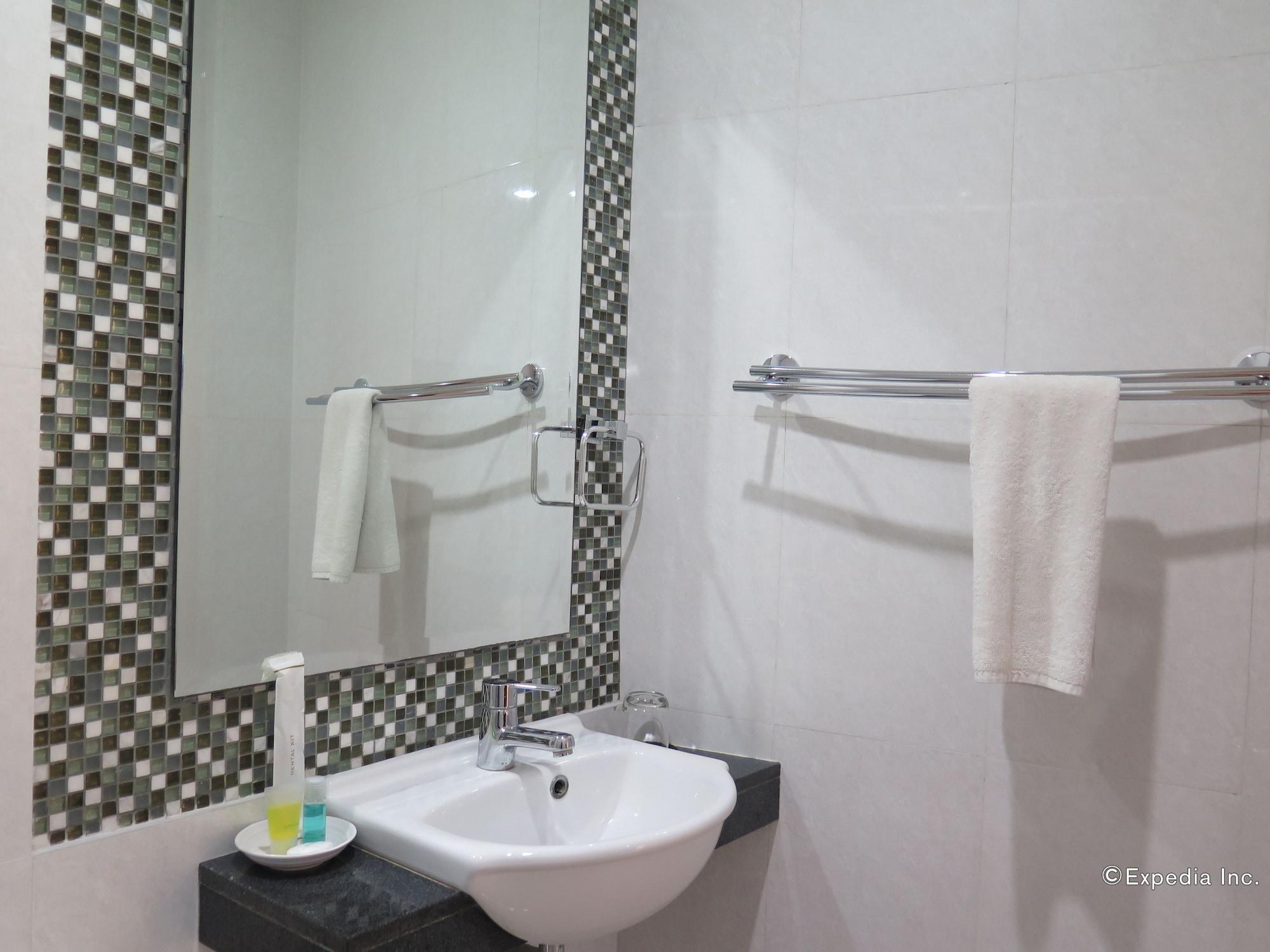 717 Cesar Place Hotel Tagbilaran Extérieur photo